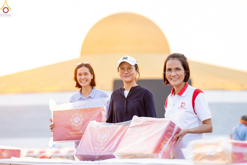 ภาพ No.322562:วันที่ 17 เมษายน พ.ศ.2569 การเรียงกล่องไทยธรรม เรียงน้ำดื่ม เรียงร่ม ณ ลานธรรมพระมหาธรรมกายเจดีย์ เพื่องานถวายมหาสังฆทาน 40,000 กว่าวัดทั่วประเทศ วันคุ้มครองโลก 22 เมษายน พ.ศ.2569 วัดพระธรรมกาย