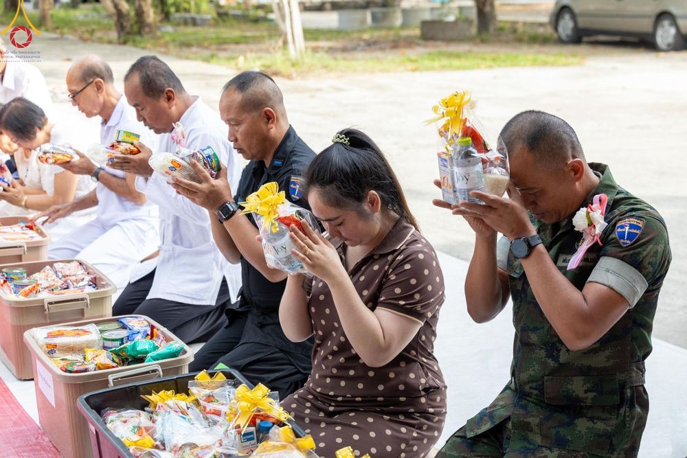 ภาพ No.137637:พิธีตักบาตร พิธีถวายสังฆทานแด่คณะสงฆ์ 323 วัด พิธีทำบุญอุทิศส่วนกุศลแด่ผู้วายชนม์ ในเหตุการณ์ความไม่สงบ 4 จังหวัดชายแดนภาคใต้ ปีที่ 20 ครั้งที่ 169 และพิธีมอบกองทุนหนุนแรงใจช่วยครูใต้ ปีที่ 17 ครั้งที่ 134 วันที่ 25 พฤษภาคม พ.ศ.2567 อ.ตากใบ จ.นราธิวาส