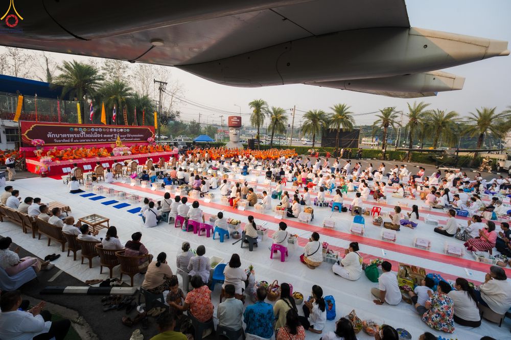 ภาพ No.321036:วันอาทิตย์ที่ ๑๒ เมษายน พ.ศ ๒๕๖๙ พิธีตักบาตรปี๋ใหม่เมืองพระภิกษุสงฆ์ ๓๓๙ รูป  อุทิศถวายพระราชกุศลสมเด็จพระนางสิริกิติ์  พระบรมราชินีนาถ พระบรมราชชนนีพันปีหลวง และฉลองเมืองแม่แตงครบรอบ ๑๑๙ ปี ณ ลานโรงแรมแอร์ไดมอนด์ อำเภอแม่แตง จังหวัดเชียงใหม่