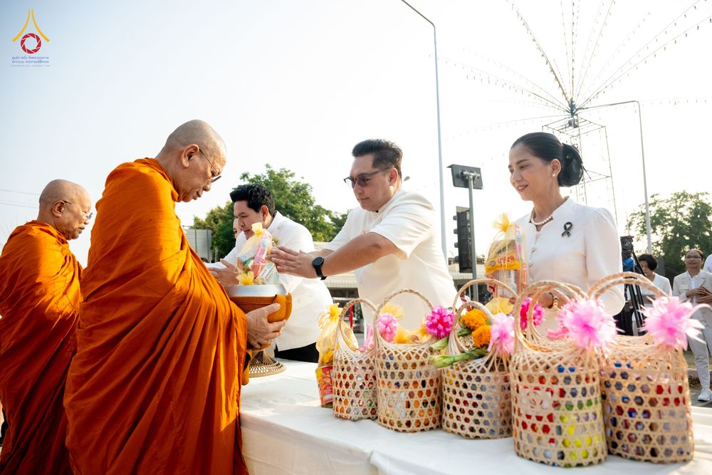 ภาพ No.318076:วันเสาร์ที่ 4 เมษายน พ.ศ. 2569 งานทำบุญเมืองใจกลางอยุธยา  ตักบาตรพระ 1,109 รูป ณ ถนนชีกุน หน้าวัดมหาธาตุ และวัดราชบูรณะ