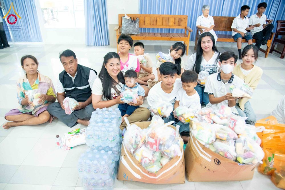 ภาพ No.321789:วันที่ 12 เมษายน พ.ศ.2569 ตักบาตรสงกรานต์ฉลองสามเณรใหม่  ณ ศูนย์ปฏิบัติธรรมระยอง(บ้านช่องลม)