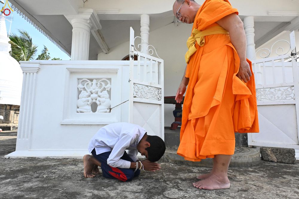 ภาพ No.284335:วันที่ 28 ตุลาคม พ.ศ.2568 กฐินสมทบต่างประเทศ โดยคณะศิษยานุศิษย์ บูชาธรรม 81 ปี หลวงพ่อธัมมชโย ณ วัดศรีสุคตาราม บาลังโกด้า ศรีลังกา