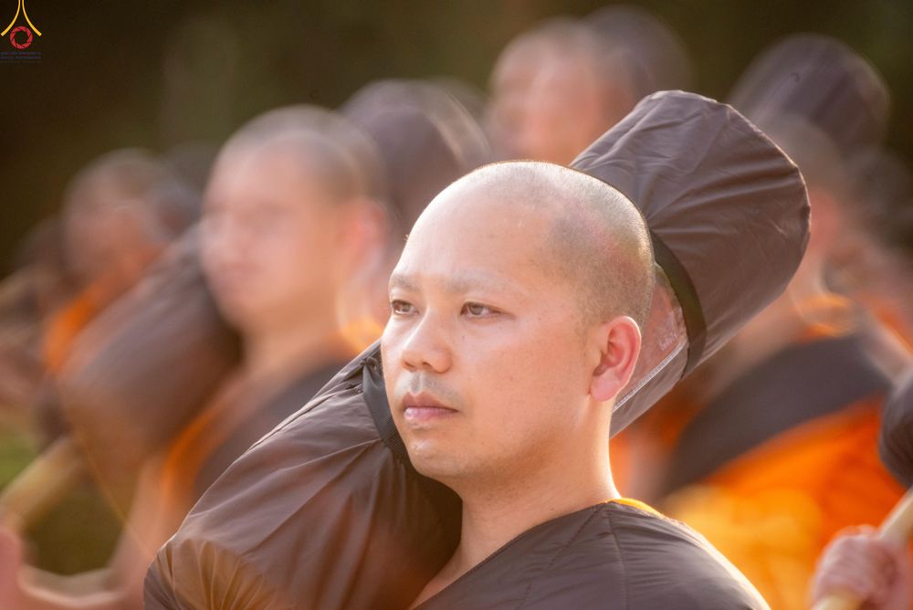 ภาพ No.281653:วันที่ 24 ธันวาคม พ.ศ.2568 พระธรรมยาตรา ปฏิบัติธรรม และถ่ายภาพหมู่ประวัติศาสตร์ ณ ลานหน้ามหาวิหารพระมงคลเทพมุนีฯ วัดพระธรรมกาย