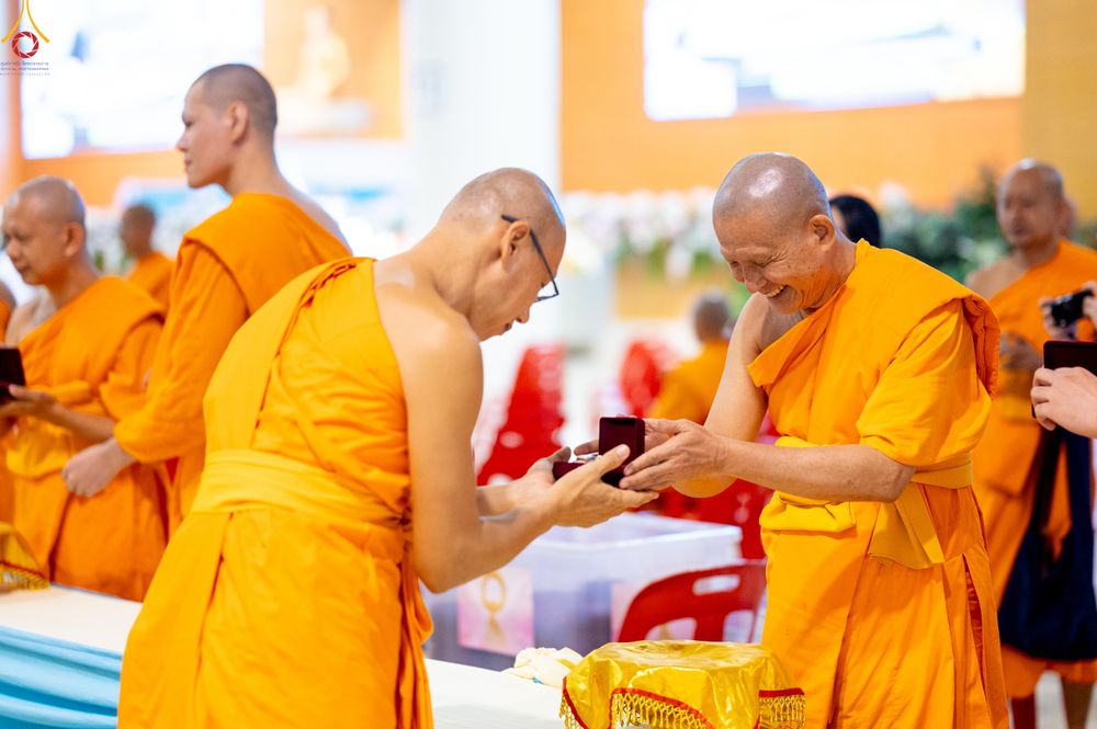 ภาพ No.311655:วันอาทิตย์ต้นเดือนที่ 1 มีนาคม พ.ศ.2569 สัมมนาพิเศษ พิธีมอบรูปหล่อโลหะหลวงปู่วัดปากน้ำ พระมงคลเทพมุนี พิธีมุทิตาสักการะในโอกาสพระครูปลัดรัตนวีรวัฒน์(รังสฤษดิ์ อิทธิจินฺตโก) เจ้าอาวาสวัดพระธรรมกาย  ดำรงตำแหน่งเป็น “ที่ปรึกษาเจ้าคณะจังหวัดปทุมธานี”  ณ ห้อง