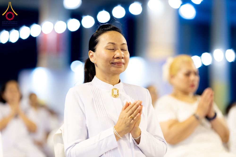 ภาพ No.286738:วันอาสาฬหบูชา วันพฤหัสบดีที่ 10 กรกฏาคม พ.ศ.2568  พิธีเวียนประทักษิณรอบพระมหาธรรมกายเจดีย์ , พิธีฉลองชัยสวดมนต์บทธัมมจักกัปปวัตตนสูตร ครบ 7,520,000,000 จบ ณ มหารัตนวิหารคด วัดพระธรรมกาย