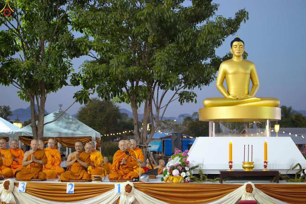 ภาพ No.284146:วันเสาร์ที่ 20 ธันวาคม พ.ศ.2568  พิธีตักบาตรพระ 10,000 รูป เนื่องในโอกาส 194 ปี จังหวัดกาญจนบุรี และอุทิศส่วนกุศลให้แด่บรรพชนทั้งหลาย บริเวณถนนสองแคว (Skywalk) เมืองกาญจนบุรี