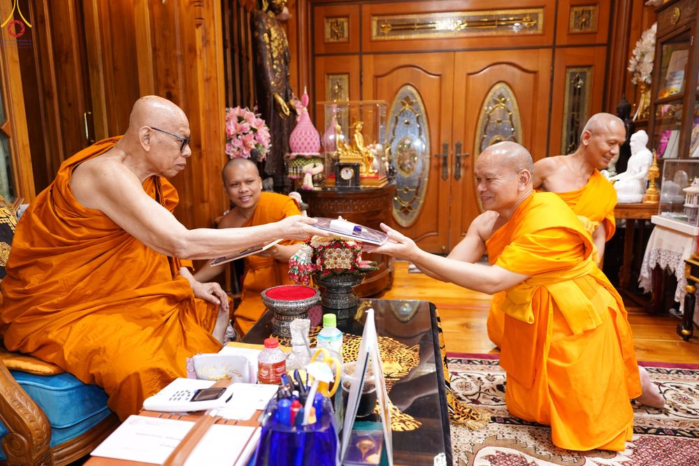 ภาพ No.286255:วันที่ 12 กรกฎาคม พศ.2568 (แรม 2 ค่ำ เดือน 8) พระภิกษุวัดพระธรรมกาย ทำวัตรพระผู้ใหญ่ เนื่องในวันเข้าพรรษา