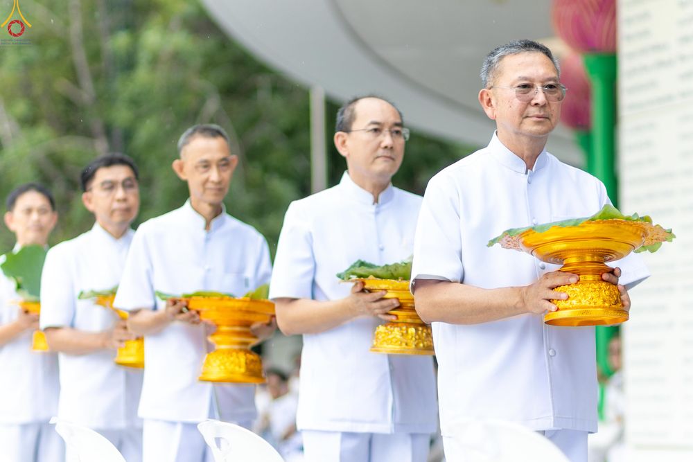 ภาพ No.330616:วันที่ 30 พฤษภาคม พ.ศ.2569 พิธีตัดปอยผมและปลงผม อุบาสกอุปสมบทอุทิศชีวิต 11 ท่าน (ภาพชุดที่ 2) ณ โบสถ์พระไตรปิฎก วัดพระธรรมกาย จังหวัดปทุมธานี
