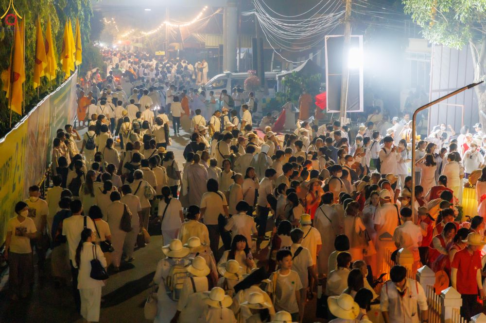 ภาพ No.297214:วันที่ 17 มกราคม พ.ศ. 2569 พิธีจุดประทีปถวายเป็นพุทธบูชา และบูชาธรรมมหาปูชนียาจารย์ (ภาพชุดที่ 2) ณ วัดโบสถ์บน ต.บางคูเวียง จ.นนทบุรี อนุสรณ์สถานลำดับที่ 4 สถานที่เกิดด้วยกายธรรม ในโครงการธรรมยาตรา กตัญญูบูชา มหาปูชนียาจารย์ พระมงคลเทพมุนี(สด จนฺทสโร) พร