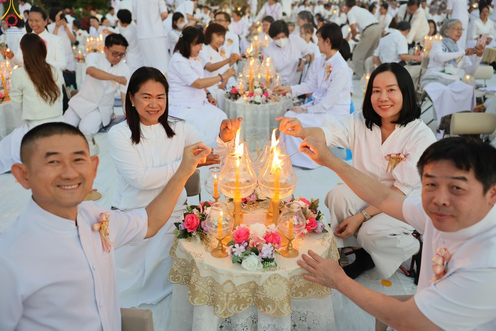 ภาพ No.294046:วันที่ 13 มกราคม พ.ศ. 2569 พิธีจุดประทีปถวายเป็นพุทธบูชา และบูชาธรรมมหาปูชนียาจารย์  (ภาพชุดที่ 2) ณ วัดสองพี่น้อง ต.ต้นตาล อ.สองพี่น้อง จ.สุพรรณบุรี ในโครงการธรรมยาตรา กตัญญูบูชา มหาปูชนียาจารย์ พระมงคลเทพมุนี(สด จนฺทสโร) พระผู้ปราบมาร อนุสรณ์สถาน 7 แห่