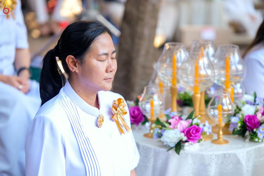 ภาพ No.290032:วันที่ 6 มกราคม พ.ศ. 2569 พิธีจุดประทีปถวายเป็นพุทธบูชา และบูชาธรรมมหาปูชนียาจารย์ (ภาพชุดที่ 2) ณ อนุสรณ์สถานมหาวิหารพระมงคลเทพมุนี (โลตัสแลนด์) อ.สองพี่น้อง จ.สุพรรณบุรี ในโครงการธรรมยาตรา กตัญญูบูชา มหาปูชนียาจารย์ พระมงคลเทพมุนี(สด จนฺทสโร) พระผู้ปรา