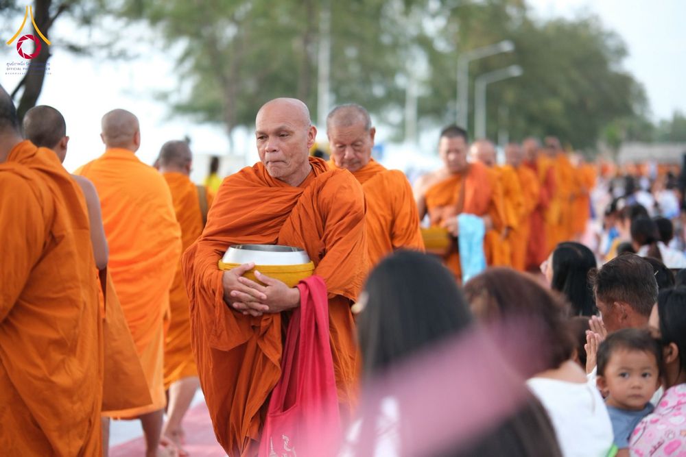 พระภิกษุสงฆ์เดินรับบิณฑบาตจากประชาชนริมชายหาด