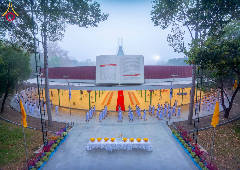 ภาพ No.298072:วันเสาร์ที่ 17 มกราคม พ.ศ. 2569 พิธีบรรพชาอุปสมบท โครงการอุปสมบทหมู่ บูชาธรรมครบ 117 ปี คุณยายอาจารย์มหารัตนอุบาสิกาจันทร์ ขนนกยูง  ณ อุโบสถพระไตรปิฎก วัดพระธรรมกาย