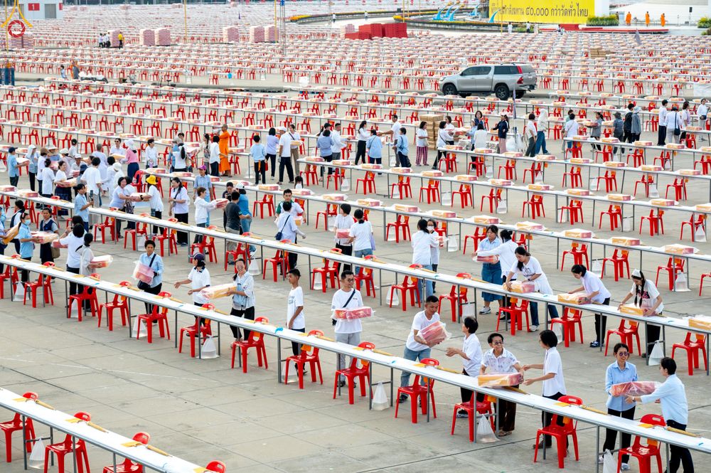 ภาพ No.322603:วันที่ 17 เมษายน พ.ศ.2569 การเรียงกล่องไทยธรรม เรียงน้ำดื่ม เรียงร่ม ณ ลานธรรมพระมหาธรรมกายเจดีย์ เพื่องานถวายมหาสังฆทาน 40,000 กว่าวัดทั่วประเทศ วันคุ้มครองโลก 22 เมษายน พ.ศ.2569 วัดพระธรรมกาย