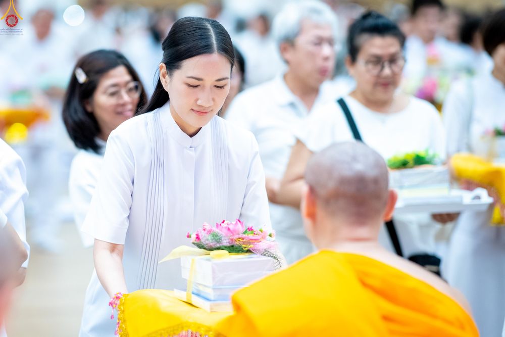 ภาพ No.329081:วันอาทิตย์ที่ 17 พฤษภาคม พ.ศ.2569 พิธีร่วมบุญการศึกษาพระภิกษุสามเณร (หนังสือบาลี นักธรรม ทางก้าวหน้า World-Pec) ณ ห้องแก้วสารพัดนึก 2 วัดพระธรรมกาย