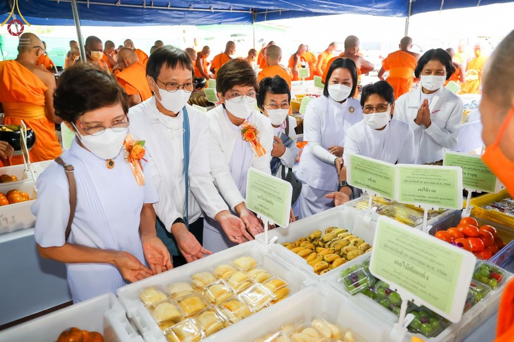 ภาพ No.74143:พิธีถวายภัตตาหารเป็นสังฆทาน แด่คณะพระธรรมยาตราฯ ในโครงการธรรมยาตรากตัญญูบูชา มหาปูชนียาจารย์ พระมงคลเทพมุนี(สด จนฺทสโร) พระผู้ปราบมาร อนุสรณ์สถาน 7 แห่ง ปีที่ 11 วันที่ 25 มกราคม พ.ศ. 2566