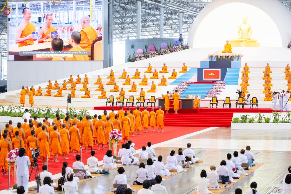 ภาพ No.338982:วันอาทิตย์ที่ 12 กรกฎาคม พ.ศ.2569 พิธีมุทิตาผู้สอบได้เปรียญธรรม ประโยค 1-2 ถึง ป.ธ.9 และ บ.ศ.1-2 ถึง บ.ศ.6 สำนักศาสนศึกษาวัดพระธรรมกาย ประจำปี 2569, พิธีมอบตราตั้งแต่งตั้งอาจารย์ใหญ่ สำนักศาสนศึกษาวัดพระธรรมกาย
