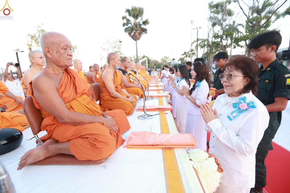 ภาพ No.284189:วันเสาร์ที่ 20 ธันวาคม พ.ศ.2568  พิธีตักบาตรพระ 10,000 รูป เนื่องในโอกาส 194 ปี จังหวัดกาญจนบุรี และอุทิศส่วนกุศลให้แด่บรรพชนทั้งหลาย บริเวณถนนสองแคว (Skywalk) เมืองกาญจนบุรี