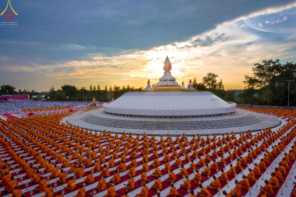 ภาพ No.70210:พิธีจุดประทีปถวายเป็นพุทธบูชา และบูชาธรรมมหาปูชนียาจารย์ ในโครงการธรรมยาตรากตัญญูบูชา มหาปูชนียาจารย์ พระมงคลเทพมุนี(สด จนฺทสโร) พระผู้ปราบมาร ปีที่ 11 ณ อนุสรณ์สถานลำดับที่ 2 สถานที่ตั้งมโนปณิธานบวชตลอดชีวิต อนุสรณ์สถานคลองบางนางแท่น อ.สามพราน จ.นครปฐม 