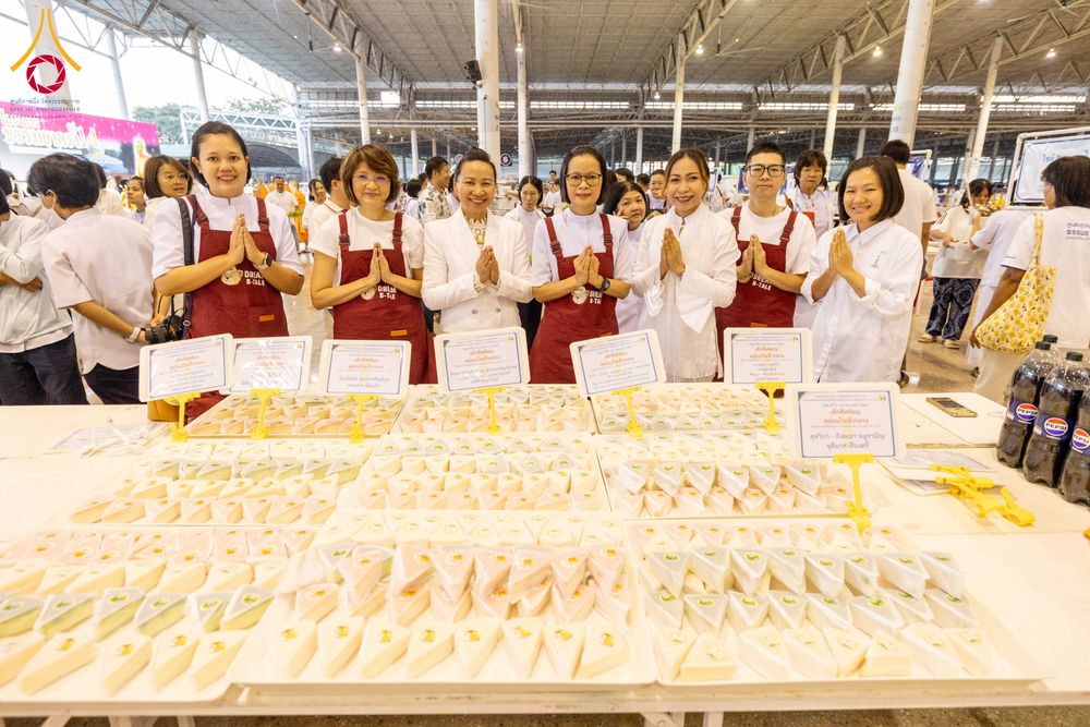 ภาพ No.279153:วันที่ 2 มกราคม พ.ศ.2569 พิธีถวายภัตตาหารเป็นสังฆทาน แด่พระธรรมยาตรา ณ วัดพระธรรมกาย ปทุมธานี ในโครงการธรรมยาตรา กตัญญูบูชา มหาปูชนียาจารย์ พระมงคลเทพมุนี(สด จนฺทสโร) พระผู้ปราบมาร อนุสรณ์สถาน 7 แห่ง ปีที่ 14