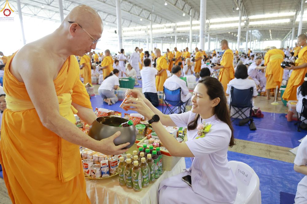 ภาพ No.318180:วันอาทิตย์ต้นเดือนที่ 5 เมษายน พ.ศ.2569 พิธีตักบาตร ณ บ้านแก้วเรือนทองคุณยายอาจารย์ฯ วัดพระธรรมกาย