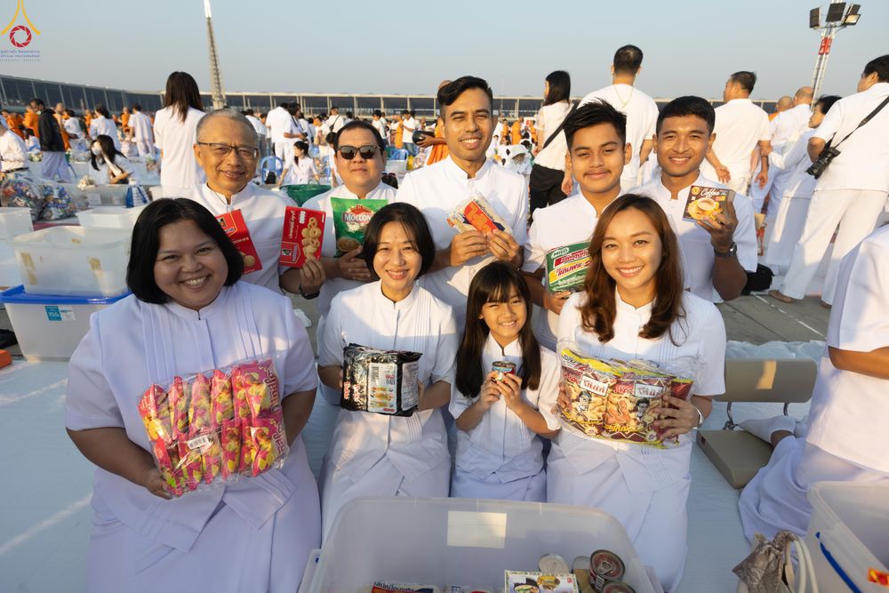 ภาพ No.279841:วันที่ 1 มกราคม พ.ศ.2569 พิธีตักบาตรในวันขึ้นปีใหม่ ณ ลานธรรม วัดพระธรรมกาย