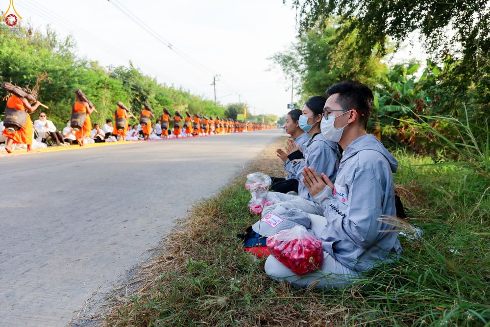 ภาพ No.296310:ภาพเบื้องหลังอาสาสมัครรวมใจ ชุดที่ 2 ในโครงการธรรมยาตรา กตัญญูบูชา มหาปูชนียาจารย์ พระมงคลเทพมุนี(สด จนฺทสโร) พระผู้ปราบมาร อนุสรณ์สถาน 7 แห่ง ปีที่ 14