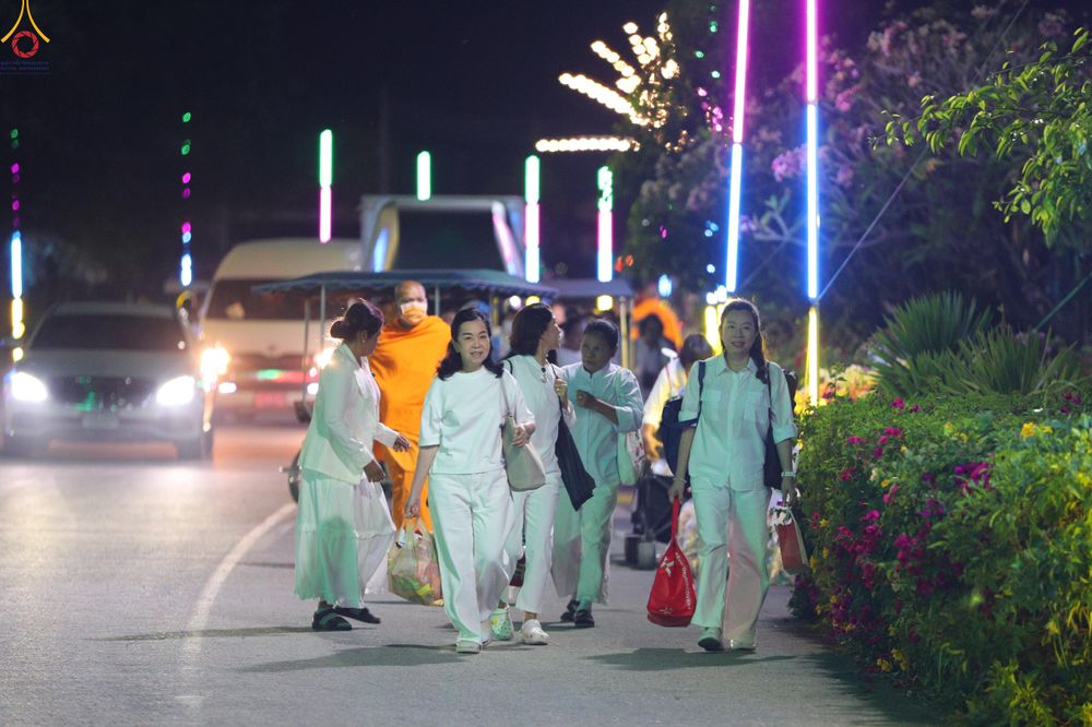 ภาพ No.289156:วันที่ 7 มกราคม พ.ศ. 2569 พิธีตักบาตรพระธรรมยาตรา ณ อนุสรณ์สถานลำดับที่ 1 สถานที่เกิดด้วยรูปกายเนื้อ อนุสรณ์สถานมหาวิหารพระมงคลเทพมุนี (โลตัสแลนด์) อ.สองพี่น้อง จ.สุพรรณบุรี ในโครงการธรรมยาตรา กตัญญูบูชา มหาปูชนียาจารย์ พระมงคลเทพมุนี(สด จนฺทสโร) พระผู้ป