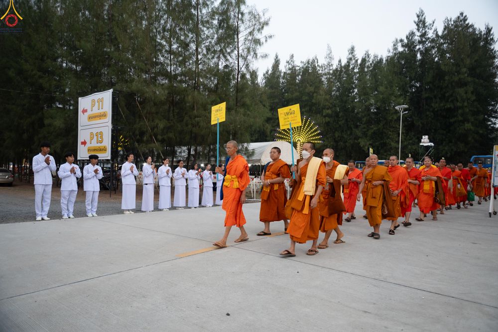 ภาพ No.323910:วันที่ 22 เมษายน พ.ศ.2569 (วันคุ้มครองโลก) งานถวายมหาสังฆทาน 40,000 กว่าวัดทั่วประเทศ บรรยากาศพระสังฆาธิการและสาธุชน  เดินทางเข้าวัดพระธรรมกาย และพักค้าง ตั้งแต่ ตอนเย็นวันที่ 21  ถึงเช้าวันที่ 22