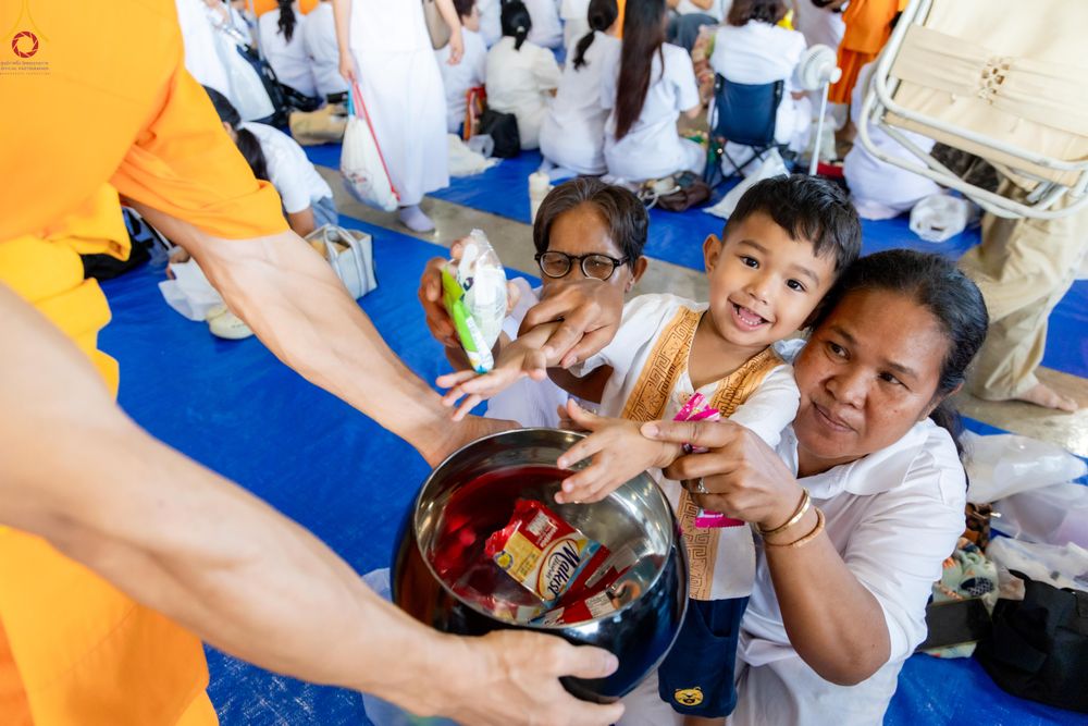 ภาพ No.318199:วันอาทิตย์ต้นเดือนที่ 5 เมษายน พ.ศ.2569 พิธีตักบาตร ณ บ้านแก้วเรือนทองคุณยายอาจารย์ฯ วัดพระธรรมกาย