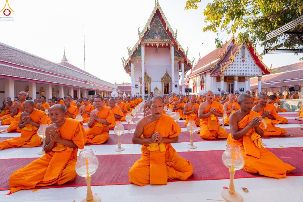 ภาพ No.293946:วันที่ 14 มกราคม พ.ศ. 2569 พิธีจุดประทีปถวายเป็นพุทธบูชา และบูชาธรรมมหาปูชนียาจารย์  ณ วัดสองพี่น้อง ต.ต้นตาล อ.สองพี่น้อง จ.สุพรรณบุรี ในโครงการธรรมยาตรา กตัญญูบูชา มหาปูชนียาจารย์ พระมงคลเทพมุนี(สด จนฺทสโร) พระผู้ปราบมาร อนุสรณ์สถาน 7 แห่ง ปีที่ 14