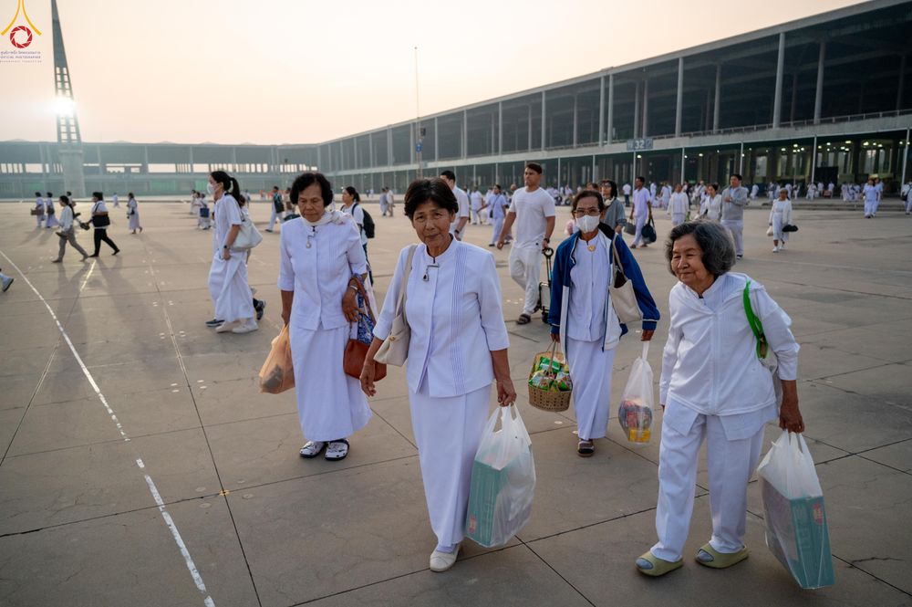 ภาพ No.279699:วันที่ 1 มกราคม พ.ศ.2569 พิธีตักบาตรในวันขึ้นปีใหม่ ณ ลานธรรม วัดพระธรรมกาย