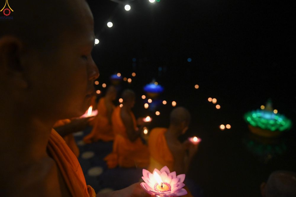 ภาพ No.301365:วันที่ 22 มกราคม พ.ศ. 2569 พิธีลอยประทีปธรรมถวายเป็นพุทธบูชา และบูชาธรรมมหาปูชนียาจารย์  ณ อนุสรณ์สถานลำดับที่ 5 สถานที่เผยแผ่วิชชาธรรมกายครั้งแรก อนุสรณ์สถานบางปลา วัดบางปลา อำเภอบางเลน จังหวัดนครปฐม ในโครงการธรรมยาตรา กตัญญูบูชา มหาปูชนียาจารย์ พระมงคล