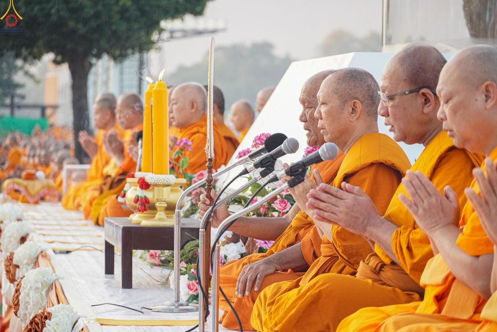 ภาพ No.282606:วันเสาร์ที่ 20 ธันวาคม พ.ศ.2568 พิธีตักบาตรพระ 10,000 รูป (ชุด 2) เนื่องในโอกาส 194 ปี จังหวัดกาญจนบุรี และอุทิศส่วนกุศลให้แด่บรรพชนทั้งหลาย บริเวณถนนสองแคว (Skywalk) เมืองกาญจนบุรี