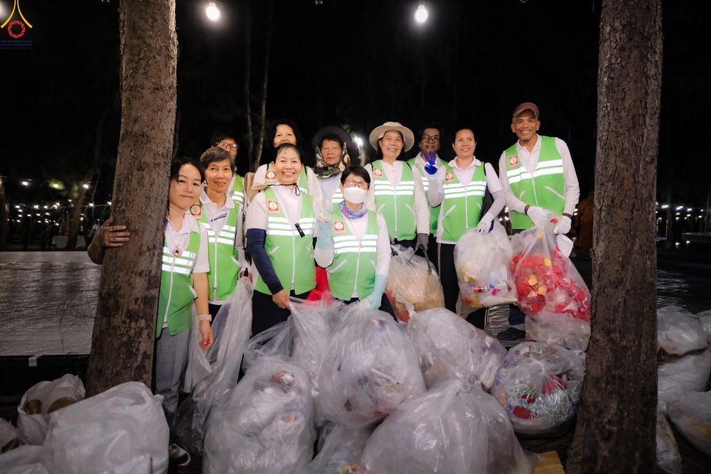 ภาพ No.296349:ภาพเบื้องหลังอาสาสมัครรวมใจ ชุดที่ 2 ในโครงการธรรมยาตรา กตัญญูบูชา มหาปูชนียาจารย์ พระมงคลเทพมุนี(สด จนฺทสโร) พระผู้ปราบมาร อนุสรณ์สถาน 7 แห่ง ปีที่ 14