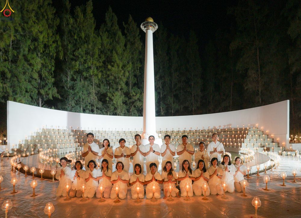 ภาพ No.290258:วันที่ 6 มกราคม พ.ศ. 2569 พิธีจุดประทีปถวายเป็นพุทธบูชา และบูชาธรรมมหาปูชนียาจารย์ (ภาพชุดที่ 2) ณ อนุสรณ์สถานมหาวิหารพระมงคลเทพมุนี (โลตัสแลนด์) อ.สองพี่น้อง จ.สุพรรณบุรี ในโครงการธรรมยาตรา กตัญญูบูชา มหาปูชนียาจารย์ พระมงคลเทพมุนี(สด จนฺทสโร) พระผู้ปรา