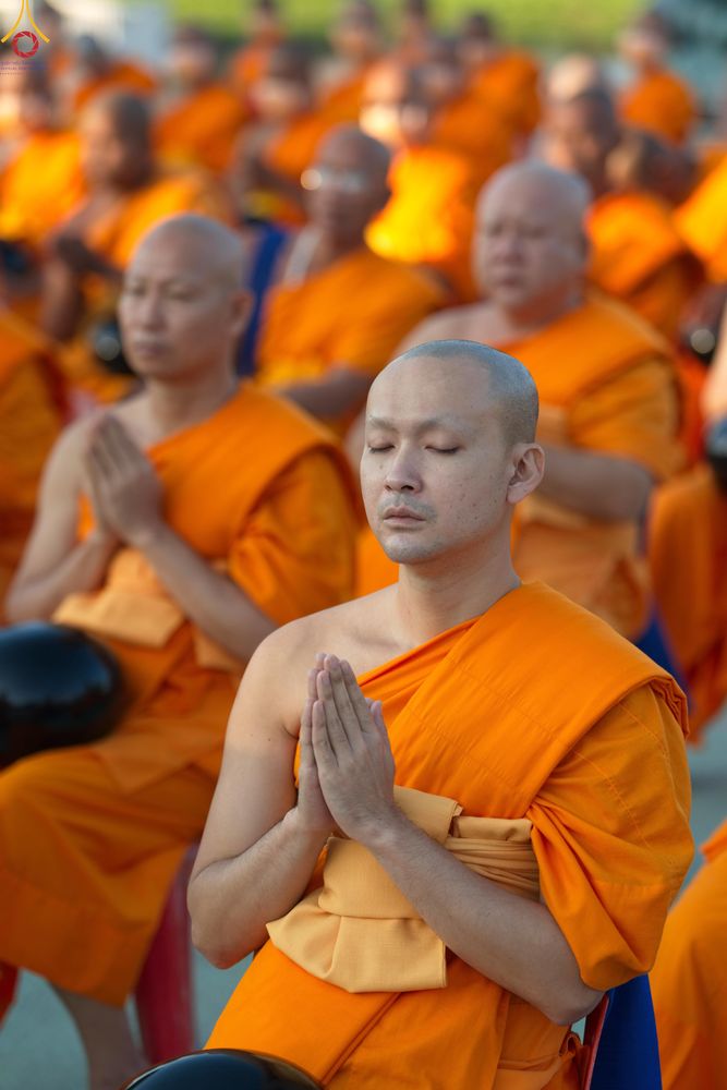 ภาพ No.282632:วันเสาร์ที่ 20 ธันวาคม พ.ศ.2568 พิธีตักบาตรพระ 10,000 รูป (ชุด 2) เนื่องในโอกาส 194 ปี จังหวัดกาญจนบุรี และอุทิศส่วนกุศลให้แด่บรรพชนทั้งหลาย บริเวณถนนสองแคว (Skywalk) เมืองกาญจนบุรี