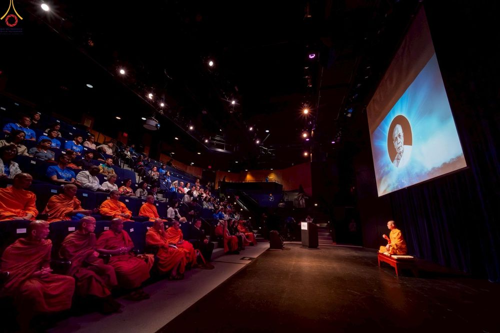 ภาพ No.249762:วันอาทิตย์ที่ 28 กันยายน พ.ศ. 2568 การปฏิบัติธรรมบูชาธรรม 108 ปี แห่งการบรรลุธรรมของหลวงปู่วัดปากน้ำ ได้จุดประทีปสันติภาพไปทั่วโลก และได้ร่วมเสวนาทางปัญญา เพื่อการขยายพระพุทธศาสนาวิชชาธรรมกายไปทั่วโลก  ในงาน HTC Newyork USA
