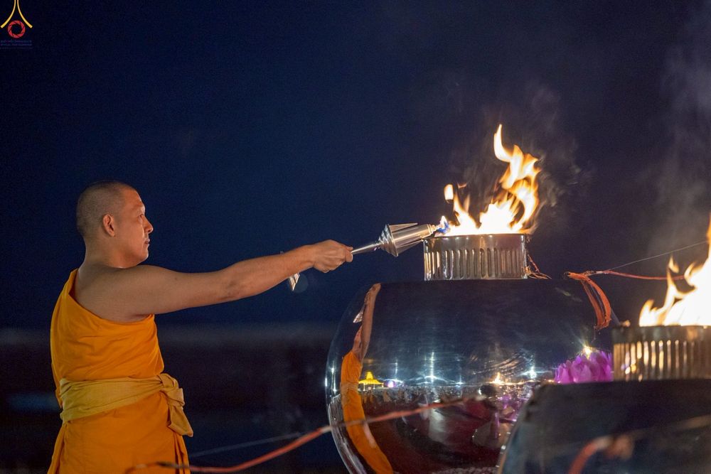 ภาพ No.253628:วันที่ 10 ตุลาคม พ.ศ. 2568 พิธีจุดประทีปบูชาพระผู้ปราบมาร, พิธีจุดประทีปบนพระมหาธรรมกายเจดีย์  20,000 ดวง เนื่องในวันคล้ายวันเกิดครบรอบ 141 ปี พระมงคลเทพมุนี (สด จนฺทสโร)