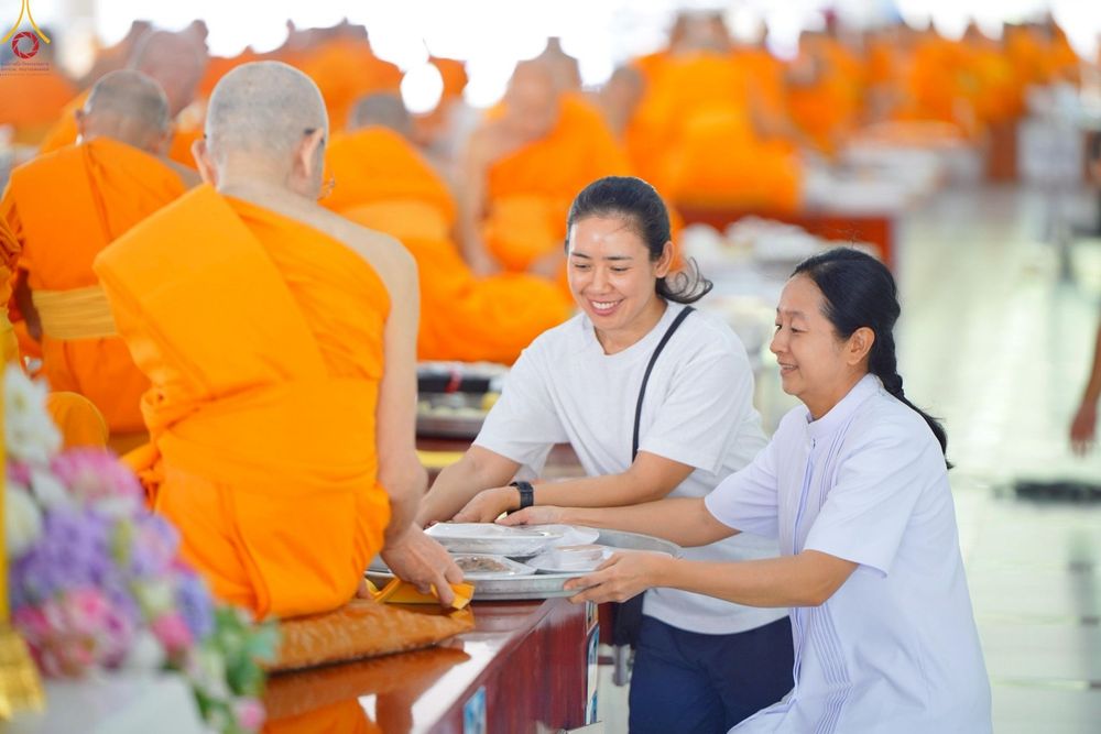 ภาพ No.248518:วันที่ 27 กันยายน พ.ศ. 2568 พิธีถวายเมนูสวรรค์เพื่อการบรรลุธรรม ณ หอฉันคุณยายอาจารย์ฯ วัดพระธรรมกาย