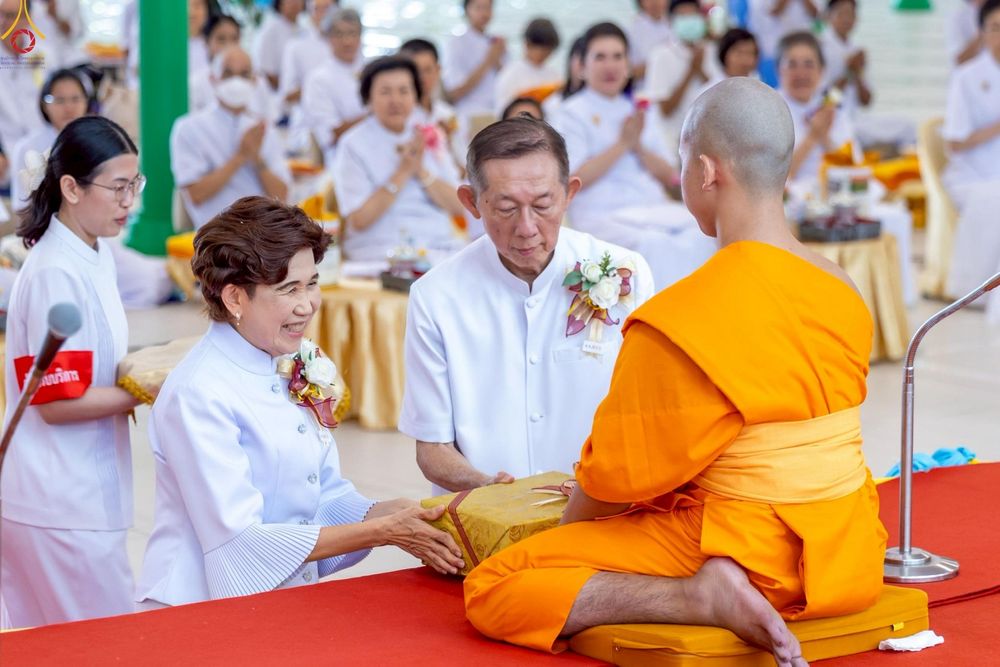 ภาพ No.227694:วันเสาร์ที่ 31 พฤษภาคม พ.ศ.2568 พิธีถวายผ้าไตรแด่สามเณรผู้เข้ารับการอุปสมบท , พิธีอุปสมบทสามเณรเตรียม DCI วัดพระธรรมกาย จ.ปทุมธานี