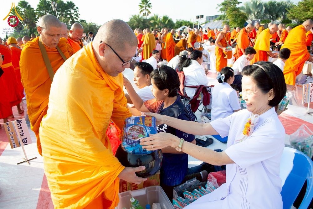 ภาพ No.276909:วันเสาร์ที่ 6 ธันวาคม พ.ศ. 2568 พิธีตักบาตรพระ 1,000 รูป อุทิศถวายพระราชกุศลสมเด็จพระนางเจ้าสิริกิติ์ พระบรมราชินีนาถ พระบรมราชชนนี พันปีหลวง และ ทำบุญเมืองลำปาง ครบรอบ 1,345 ปี ณ ลานพระบรมราชานุสาวรีย์สมเด็จพระนเรศวรมหาราชนครลำปาง อ.เกาะคา จ.ลำปาง