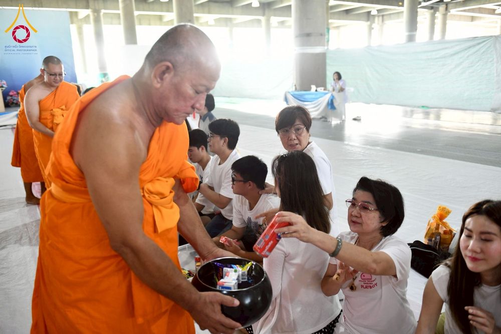 ภาพ No.256661:วันที่ 11 ตุลาคม พ.ศ. 2568 พิธีตักบาตรฉลองพระใหม่  โครงการอุปสมบทบูชาธรรม 141 ปี  พระมงคลเทพมุนี (สด จนฺทโร) ผู้ค้นพบวิชชาธรรมกาย ณ มหาวิหารคด 9 วัดพระธรรมกาย