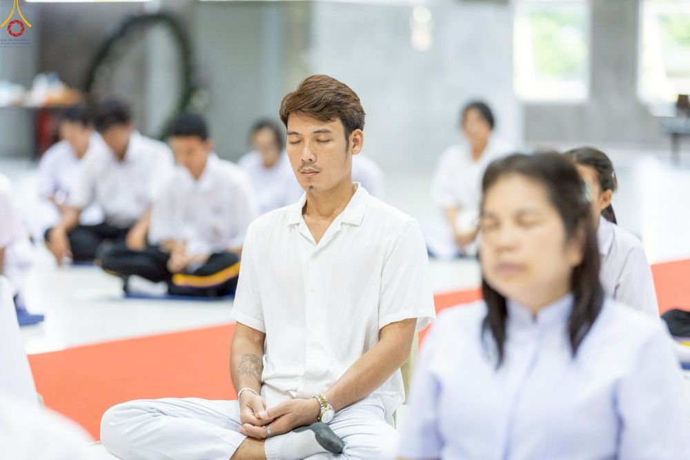 ภาพ No.249067:วันที่ 26-28 กันยายน พ.ศ. 2568 โครงการอบรม อุบาสกแก้ว อุบาสิกาแก้ว รุ่นที่ 3  ณ ศูนย์ปฏิบัติธรรมสมุทรปราการ ได้รับความเมตตาจากคณะสงฆ์ในพื้นที่  รวมถึงผู้บริหารสถานศึกษา ที่นำนักเรียนระดับมัธยมปลาย  มารับฟังข้อมูลเพื่อที่จะเป็นกำลังสำคัญ ในการเข้าร่วมขบวน