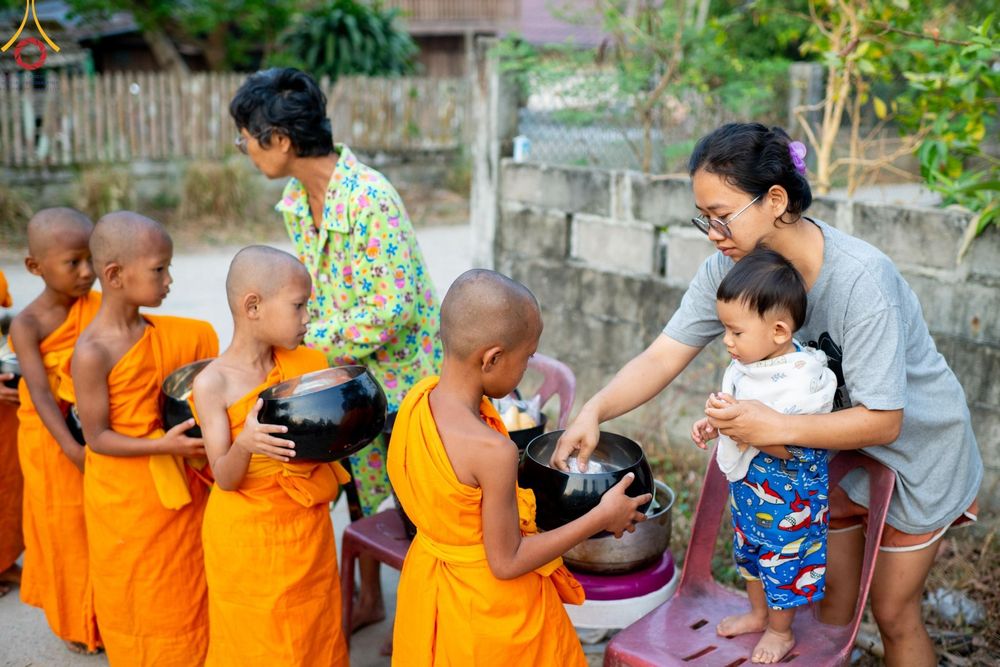 ภาพ No.62245:Photo Story  มหัศจรรย์วัดดงดินแดง Episode 4 กิจกรรมตักบาตรฉลองพระ-เณรกว่า 500 รูป