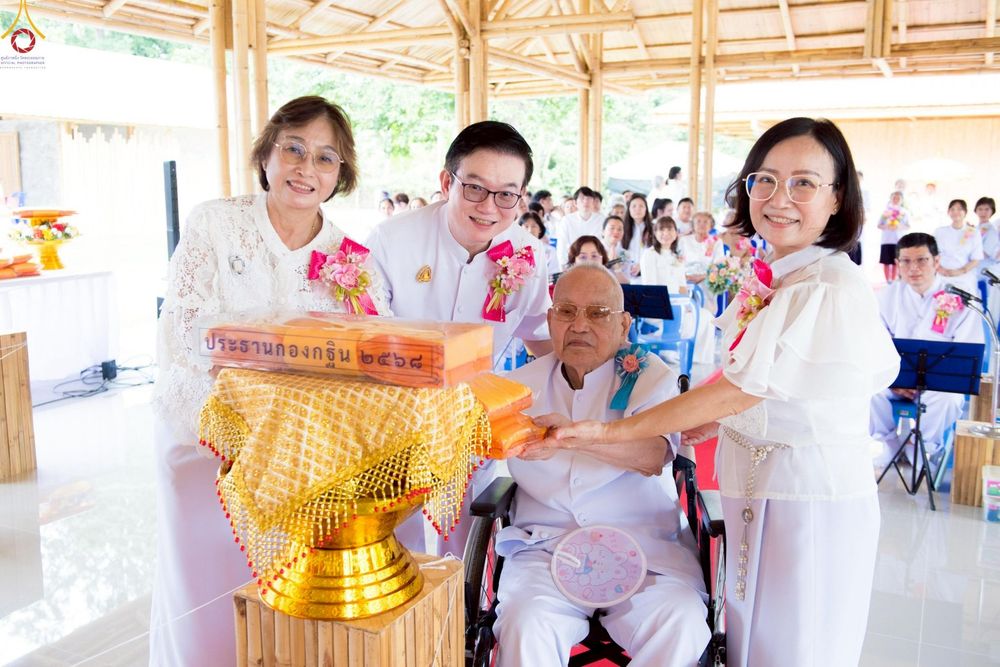 ภาพ No.263185:วันที่ 18 ตุลาคม พ.ศ. 2568 พิธีทอดกฐินสามัคคีเพื่อซื้อที่ดิน  สร้างอาคารครัวและโรงอาหาร  ห้องน้ำพร้อมโรงซักตากชาย-หญิง  และพิธีทอดกฐินสามัคคีทั่วไทย 30,000 วัด  ศูนย์ปฏิบัติธรรมนานาชาติทุ่งแสงธรรม  (Moonastery Meditation Center) ต.แสงอรุณ อ.ทับสะแก จ.ประ