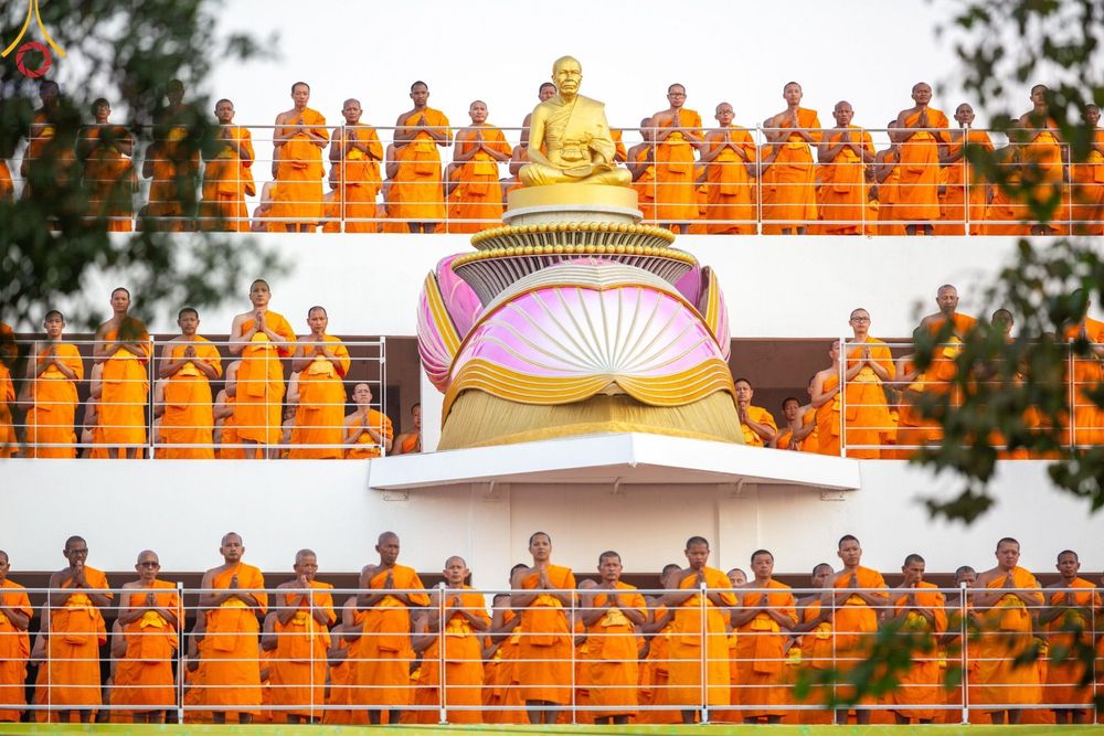 ภาพ No.201295:พระธรรมยาตราปฏิบัติธรรม และถ่ายภาพหมู่ประวัติศาสตร์ ณ อาคารธรรมยาตรา กตัญญูบูชามหาปูชนียาจารย์  ตรงข้ามวัดปากน้ำภาษีเจริญ จ.กรุงเทพมหานคร ในโครงการธรรมยาตรา กตัญญูบูชา มหาปูชนียาจารย์ พระมงคลเทพมุนี(สด จนฺทสโร) พระผู้ปราบมาร อนุสรณ์สถาน 7 แห่ง ปีที่ 13