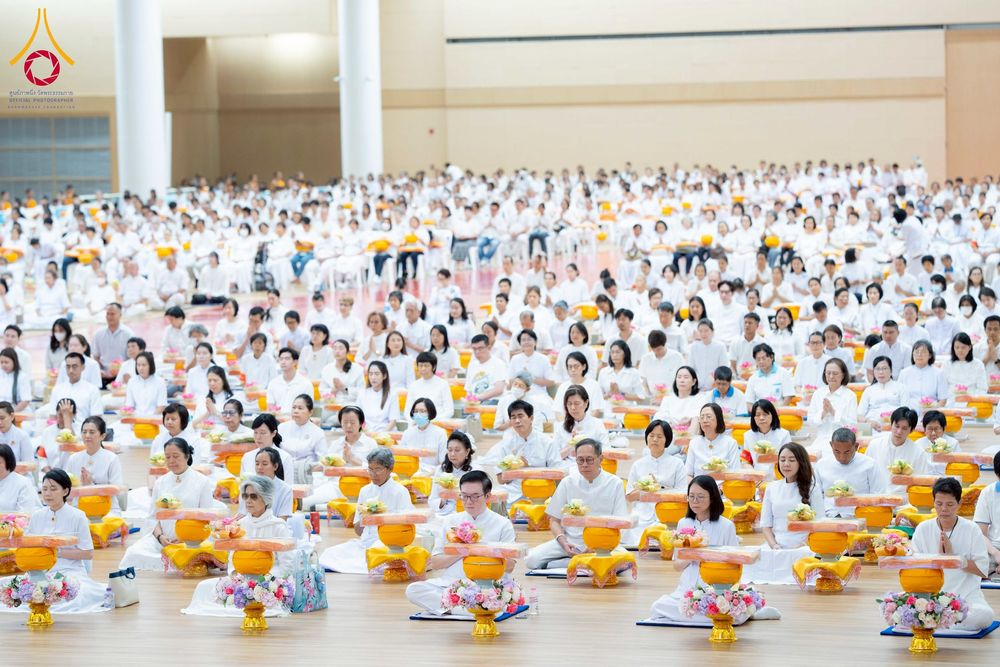 ภาพ No.270597:วันอาทิตย์ที่ 16 พฤศจิกายน พ.ศ. 2568 ถวายกองทุนโครงการอุปสมบทหมู่ 3,000 รูปทั่วไทย  รุ่นบูชาธรรมมหาปูชนียาจารย์ ณ ห้องแก้วสารพัดนึก 2 สภาธรรมกายสากล วัดพระธรรมกาย