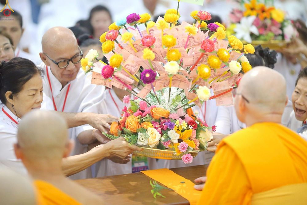 ภาพ No.258605:วันที่ 19 ตุลาคม พ.ศ. 2568 พิธีทอดกฐินสามัคคีทั่วไทย 30,000 วัด โดยคณะศิษยานุศิษย์ บูชาธรรม 81 ปี หลวงพ่อธัมมชโย ณ ศูนย์ปฎิบัติธรรมน้ำใสใจสว่าง  เขตบางกอกน้อย กรุงเทพมหานคร