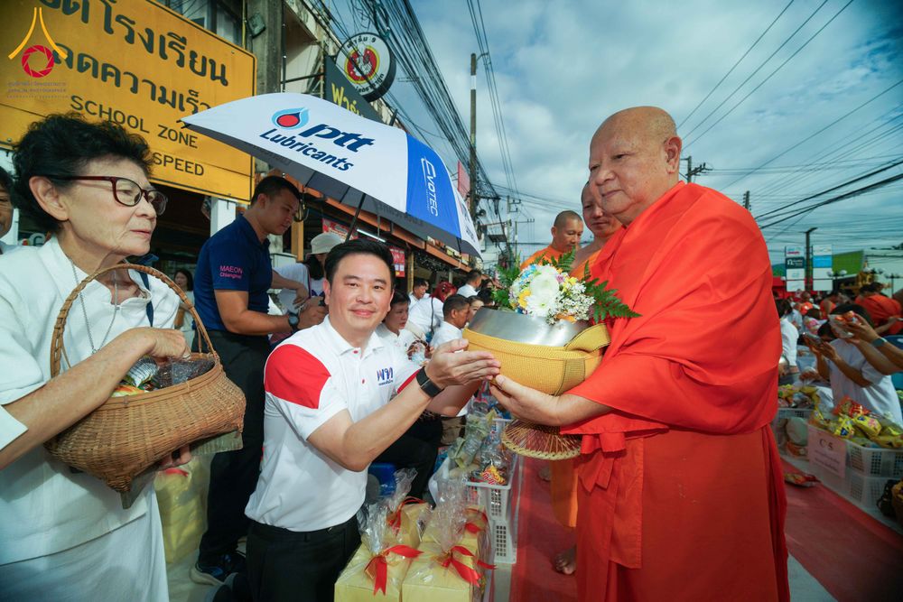 ภาพ No.336894:วันเสาร์ที่ 27 มิถุนายน 2569 พิธีตักบาตรพระ 1,345 รูป  ณ ข่วงสันกำแพง อำเภอสันกำแพง จังหวัดเชียงใหม่